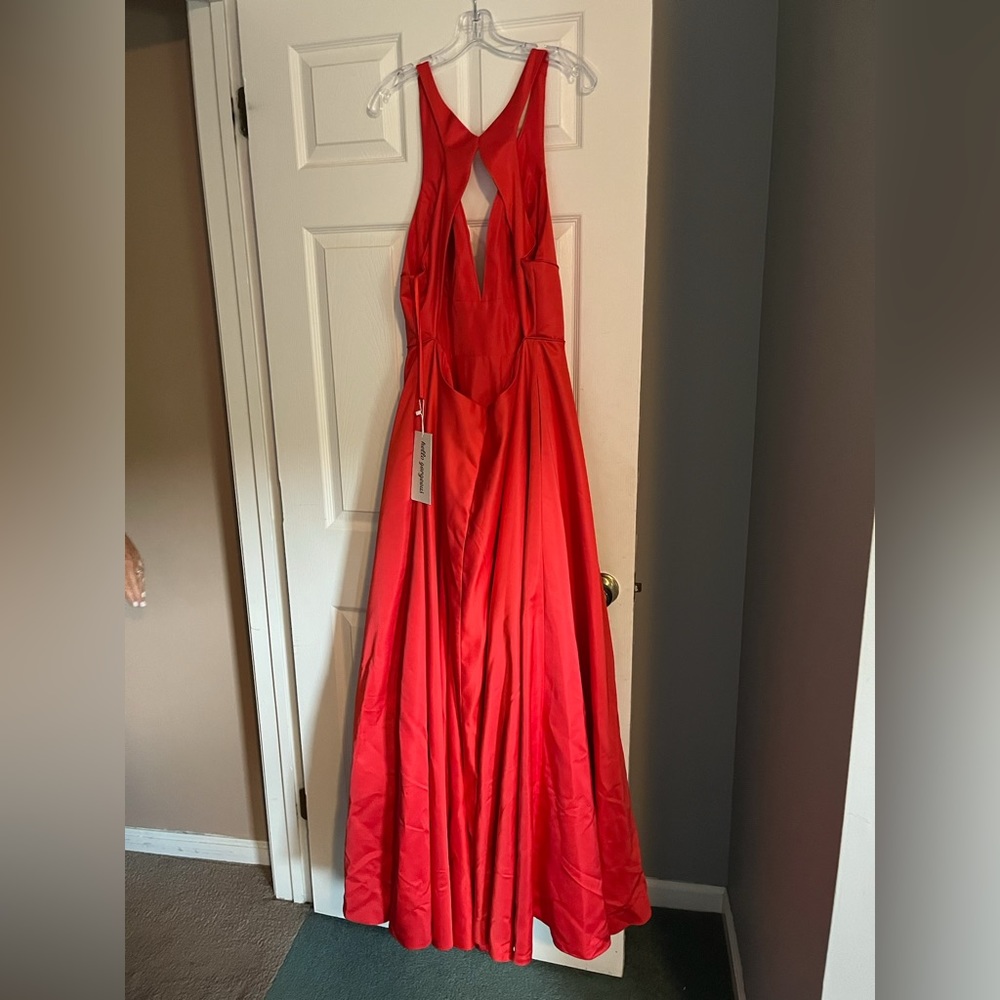 Selling Red prom dress (Never worn) Size 16